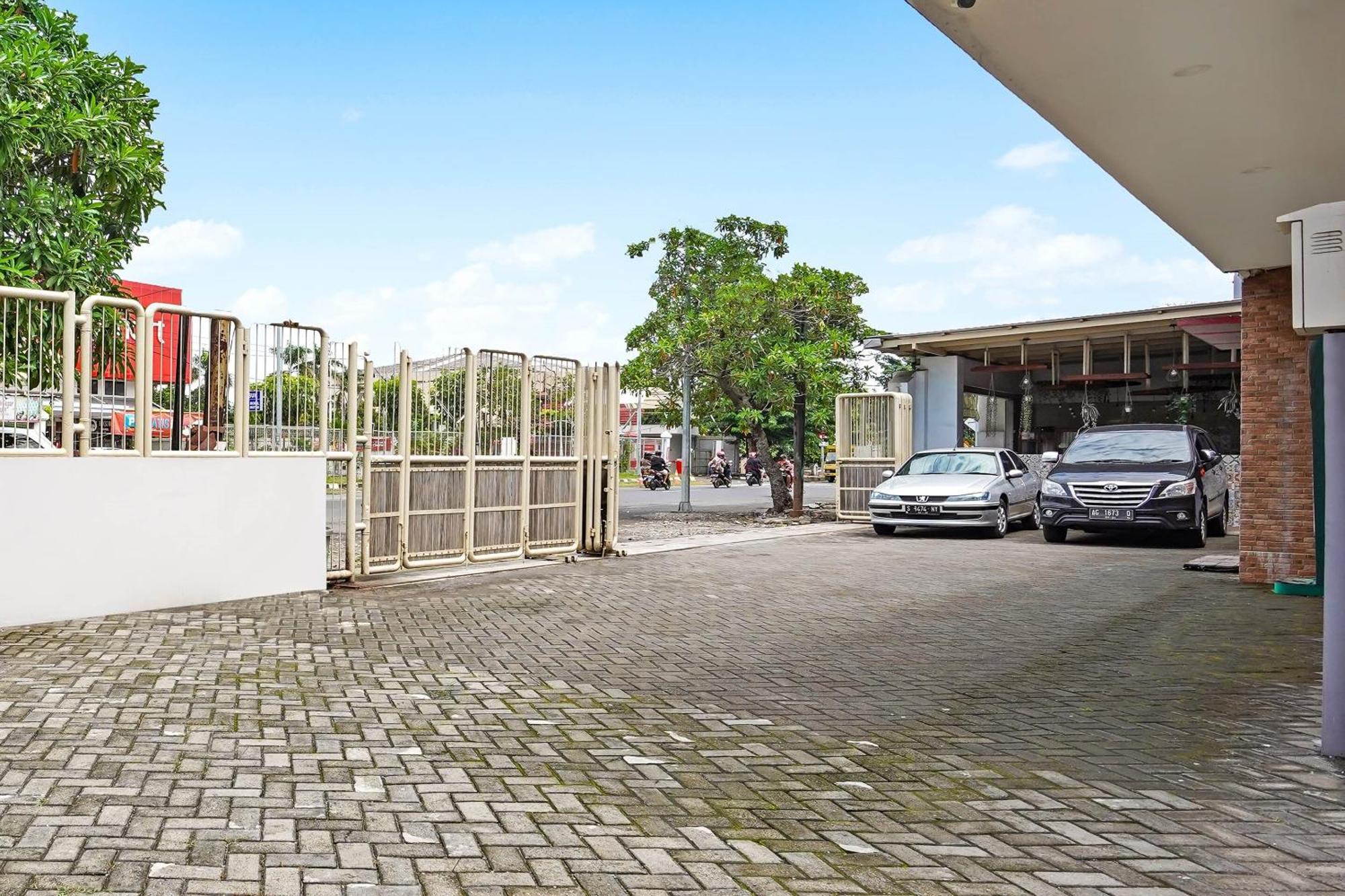 Capital O 90888 Bintang Diponggo Residence Surabaya Exteriör bild